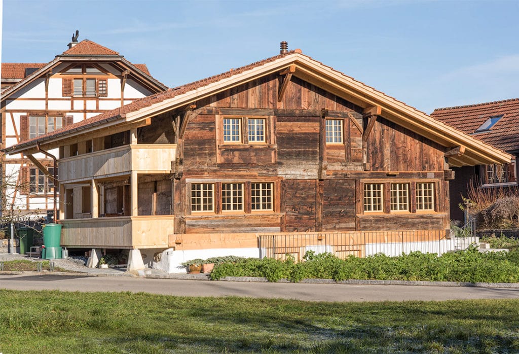 Denkmalgeschütztes ehemaliges Bauernhaus nach abgeschlossener Sanierung – Peter Olf Architekturbüro