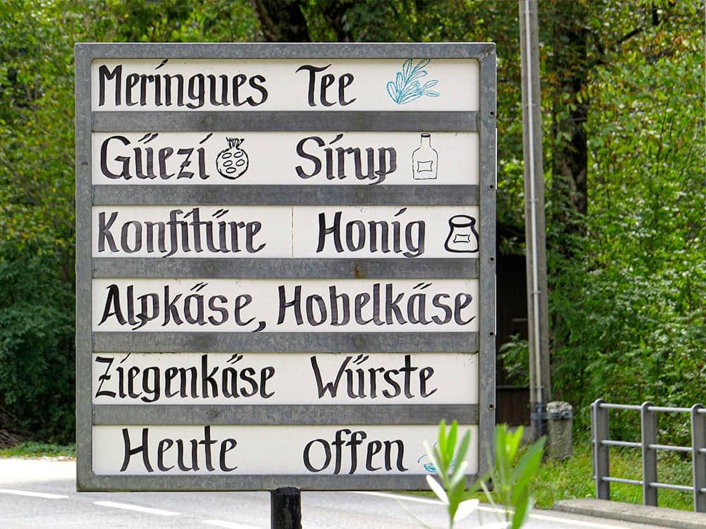 Schild Verkaufsladen und Bäckerei