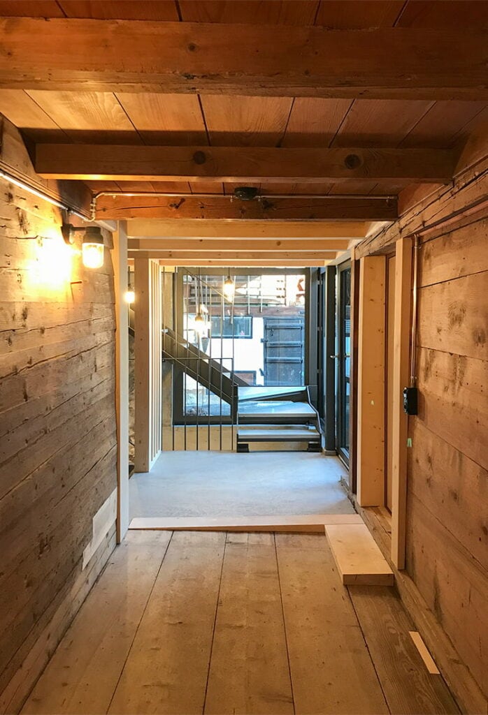 Gang in einem bäuerlichen Wohnhaus, bestehend aus Altholz, saniert und ergänzt mit neuem Holz